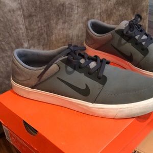 Nike gray casual sneaker